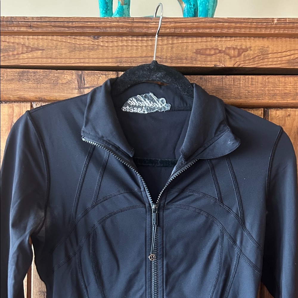Lululemon Women's Black Jacket.   Size 6 - Picture 2 of 15